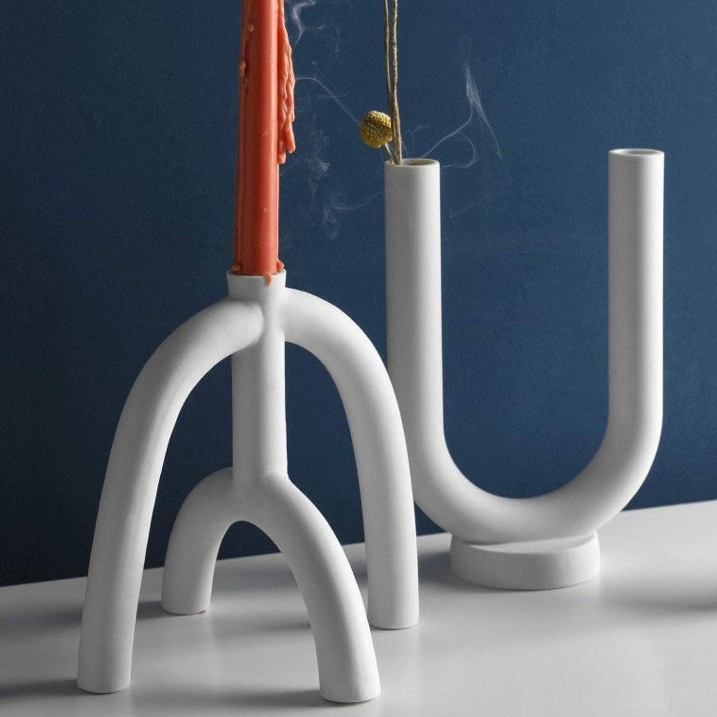 Portacandele sottili con forme curve in stile scandinavo