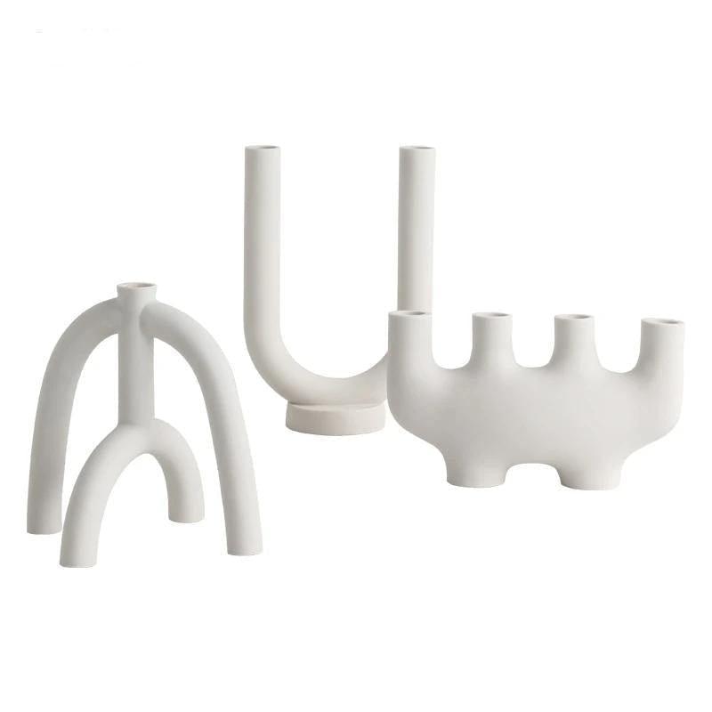 Portacandele sottili con forme curve in stile scandinavo
