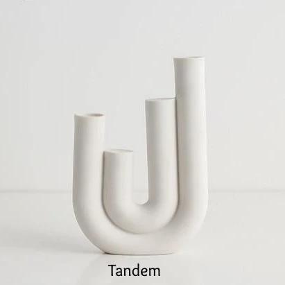 Portacandele sottili con forme curve in stile scandinavo