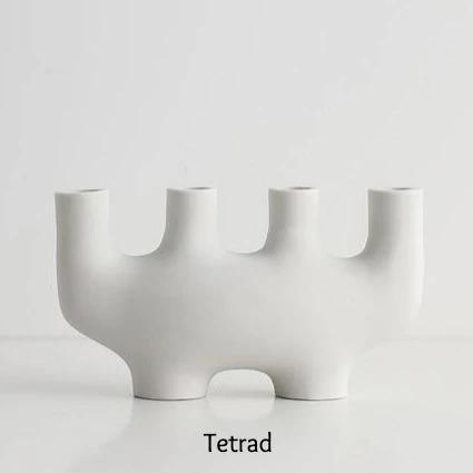 Portacandele sottili con forme curve in stile scandinavo