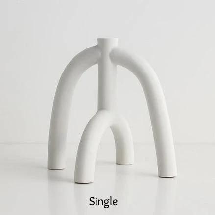 Portacandele sottili con forme curve in stile scandinavo