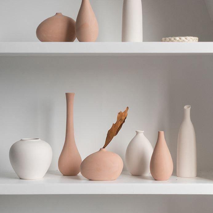 Vasi in ceramica in tonalità neutre