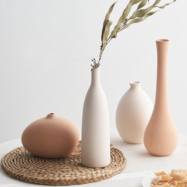 Vasi in ceramica in tonalità neutre