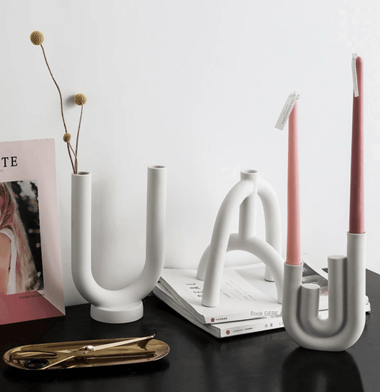 Portacandele sottili con forme curve in stile scandinavo
