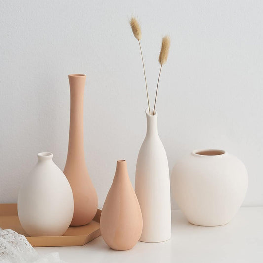 Vasi in ceramica in tonalità neutre